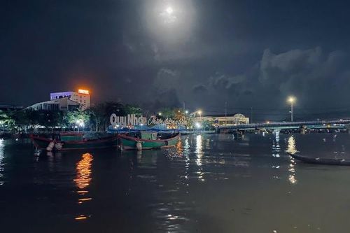 Chèo thúng ra vớt bóng, một học sinh bị nước cuốn trôi, mất tích