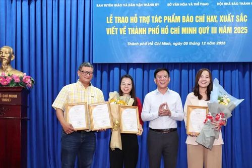 Trao hỗ trợ tác phẩm báo chí viết về TPHCM quý 3-2025