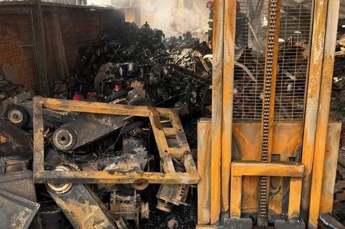 Dập tắt đám cháy kho chứa máy cơ khí tại phường Hòa Lợi