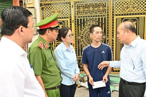 Lãnh đạo TPHCM thăm hỏi, động viên gia đình nạn nhân trong vụ cháy trên đường Trần Hưng Đạo