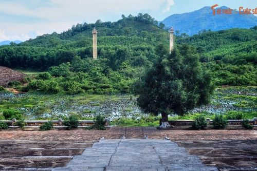 Điều độc nhất bên trong lăng Gia Long lớn nhất cố đô Huế