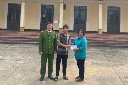 Nhặt được bọc tiền trên đường đi làm, thanh niên Phú Thọ giao cho công an