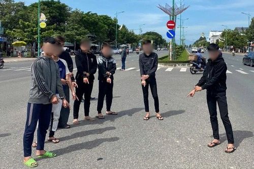 Nghĩ bị nhìn đểu, 2 nhóm thanh niên hỗn chiến trong đêm