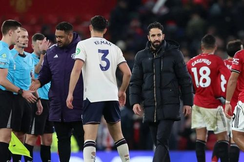 Man Utd bị la ó, chỉ trích dữ dội khi gây thất vọng tại Old Trafford