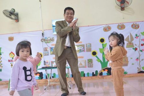 Những 'ông bố' mầm non giữa đại ngàn: Ngôi trường từ mồ hôi, nước mắt người thầy