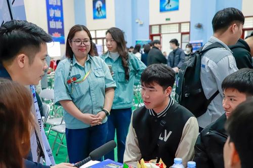 Nhiều sinh viên 'chốt việc' tại Ngày hội việc làm ở Bắc Ninh