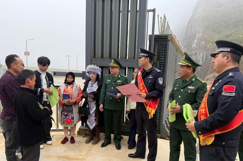 Tuyên truyền, phổ biến pháp luật cho cư dân hai bên biên giới và hành khách qua lại cửa khẩu