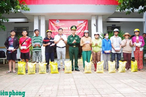 Khánh Hòa: Trao tặng quà cho nhân dân và gia đình quân nhân sau mưa lũ
