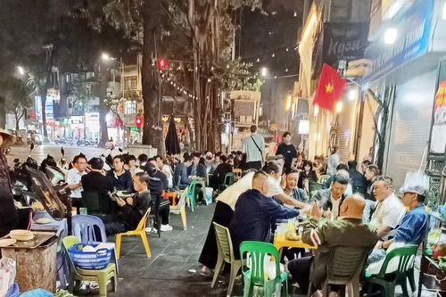 Vỉa hè Hà Nội: Ngày thông thoáng, đêm thành 'phố nhậu'