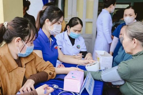 Đà Nẵng: Khám bệnh, phát thuốc miễn phí và tặng quà bà con vùng cao sau mưa lũ