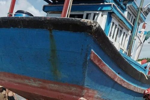 Trục vớt loạt tàu cá bị chìm do mưa lũ tại Lâm Đồng