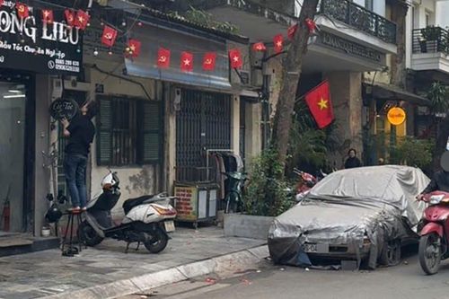 Hà Nội: Ô tô bị 'bỏ quên' nhiều năm trên phố Bát Sứ được cẩu kéo đi nơi khác