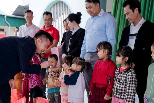 Hoàng Gia Phát Group trao 200 suất quà cho học sinh và người dân bị thiệt hại sau bão tại Hà Tĩnh