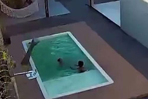 Hai bé trai rơi xuống hồ bơi và diễn biến thót tim phía sau