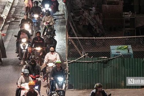 Hà Nội: Người dân chật vật di chuyển qua làn đường dày đặc 'lô cốt'