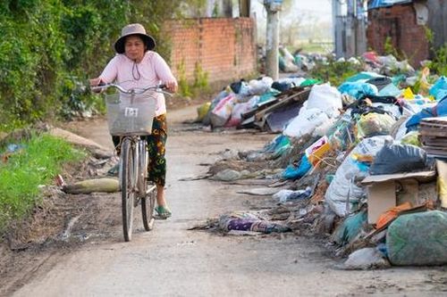 Đắk Lắk: Lũ rút, rác vẫn 'ngập ngụa' trên đường, người dân lo ô nhiễm môi trường