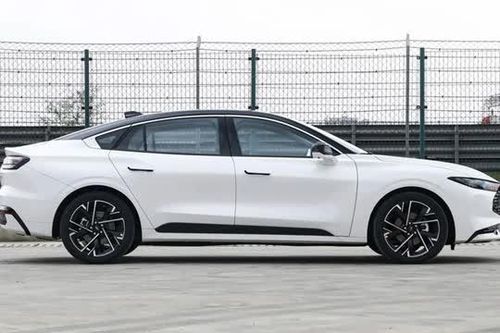 Xe sedan hạng D công suất 261 mã lực, giá gần 560 triệu đồng, cạnh tranh Toyota Camry
