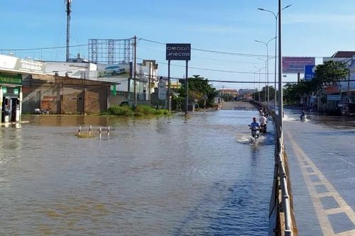 Nước lũ thượng nguồn đổ về, nhiều đoạn quốc lộ 1 ách tắc