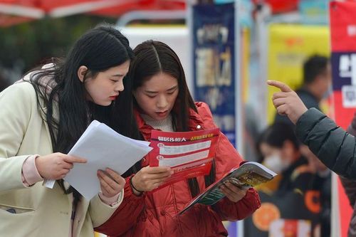 Không xin được việc làm, cử nhân ở Trung Quốc đổ xô đi học nghề