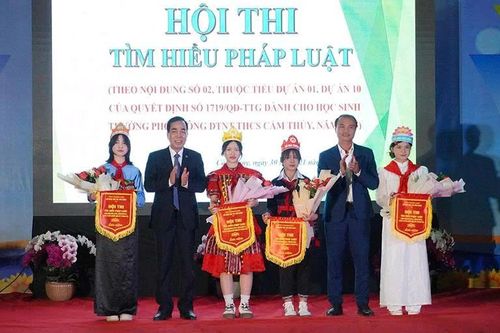Đưa pháp luật đến với học sinh miền núi, dân tộc thiểu số