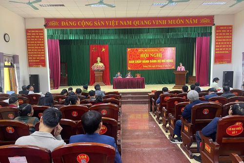 Xã Hoằng Tiến triển khai học tập các nghị quyết và trao tặng Huy hiệu Đảng