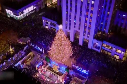 Thắp sáng cây thông Noel khổng lồ tại New York