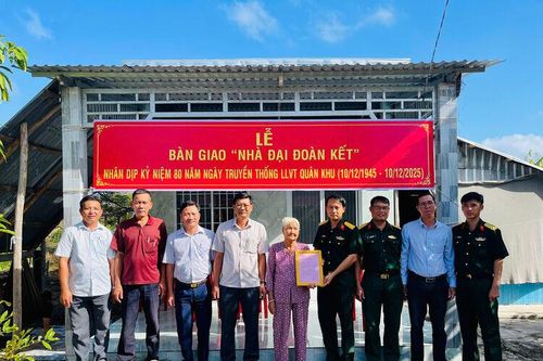 Bàn giao 5 căn nhà Đại đoàn kết và nhà Tình đồng đội tại xã Đông Hưng