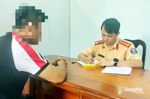 Lập biên bản nam thanh niên 'bốc đầu' xe máy nhiều lần trên đường tỉnh 741