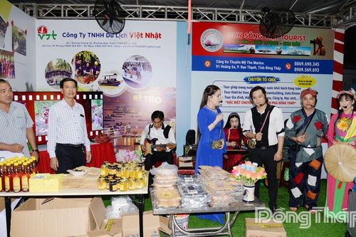 Đông đảo người dân đến xem trưng bày, triển lãm 'Kết nối văn hóa, du lịch và làng nghề'