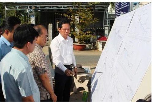 Phó Chủ tịch UBND tỉnh Đồng Tháp Nguyễn Thành Diệu khảo sát tình hình sạt lở