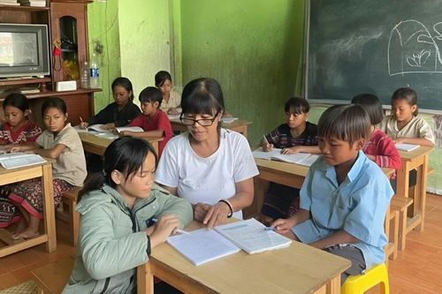 'Mẹ đỡ đầu' trẻ em khó khăn làng Tung ke