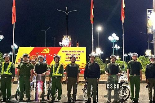 Công an Ia Pa tuần tra xuyên đêm giữ bình yên thôn, làng