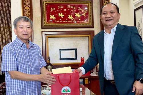 Phó Bí thư Thường trực Tỉnh ủy Rah Lan Chung thăm, tặng quà nguyên lãnh đạo Tỉnh ủy Gia Lai (cũ)