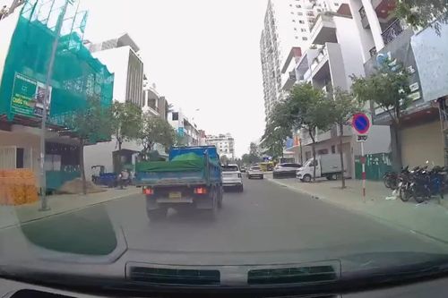 Xử phạt tài xế lái xe ô tô chuyển làn đường không có tín hiệu báo trước