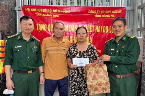 Bộ đội Biên phòng tỉnh Khánh Hòa thăm, hỗ trợ gia đình quân nhân bị thiệt hại do mưa lũ