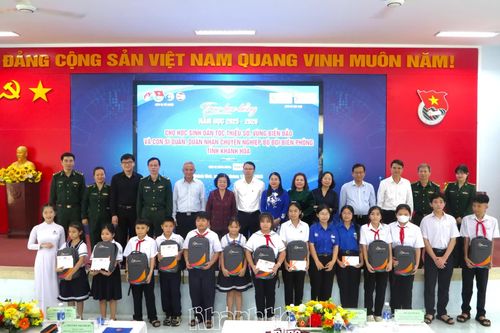 Quỹ học bổng Vừ A Dính và Câu lạc bộ 'Vì Hoàng Sa - Trường Sa thân yêu' trao 250 suất học bổng cho học sinh Khánh Hòa