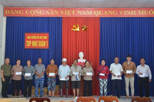 Câu lạc bộ Lữ hành UNESCO Hà Nội trao 200 triệu đồng hỗ trợ người dân phường Bắc Nha Trang và phường Hòa Thắng