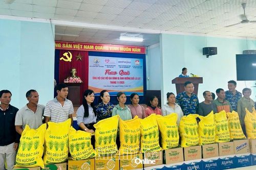Tặng 100 suất quà cho người dân xã Nam Khánh Vĩnh bị ảnh hưởng lũ lụt