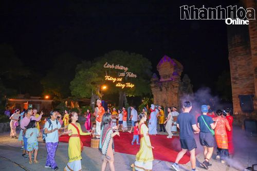Hoạt động văn hóa, nghệ thuật tại các di tích: Thêm những trải nghiệm cho du khách