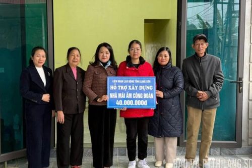 Trao kinh phí hỗ trợ xây dựng nhà 'Mái ấm Công đoàn'
