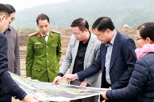 Bí thư Đảng ủy xã Bát Xát khảo sát công tác giải phóng mặt bằng các dự án trọng điểm