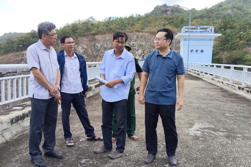 Phó Chủ tịch UBND tỉnh Lâm Đồng Nguyễn Minh kiểm tra, chỉ đạo ứng phó ngập lụt