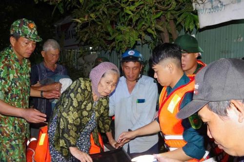 Lực lượng vũ trang tuyến biển xuyên đêm giúp dân chống lũ