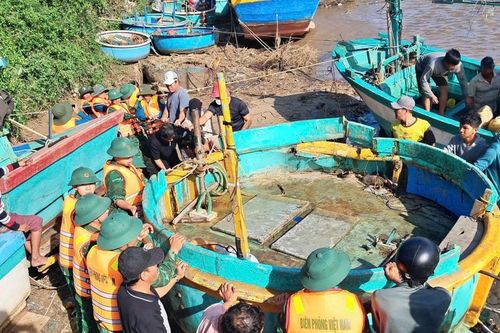 Trục vớt được 12 tàu cá bị chìm do mưa lũ ở Liên Hương