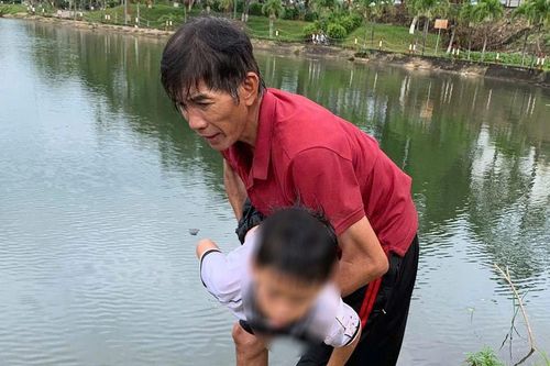 Người đàn ông lao xuống hồ, cứu sống cháu bé bị đuối nước