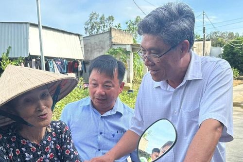 Lãnh đạo tỉnh Lâm Đồng trao quà tại các địa phương ảnh hưởng mưa lũ