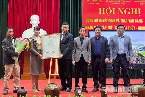 Công bố và trao văn bằng bảo hộ nhãn hiệu tập thể 'Gốm Gia Thủy - Ninh Bình'