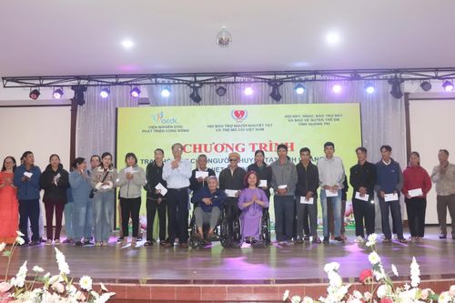 Trao 100 suất quà cho người khuyết tật bị ảnh hưởng bởi thiên tai
