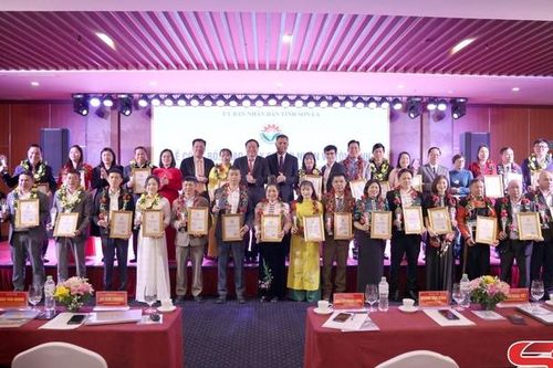 Công bố và trao giấy chứng nhận cho 30 sản phẩm CNNTTB tỉnh Sơn La năm 2025
