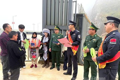Tuyên truyền pháp luật cho cư dân biên giới và hành khách qua lại cửa khẩu